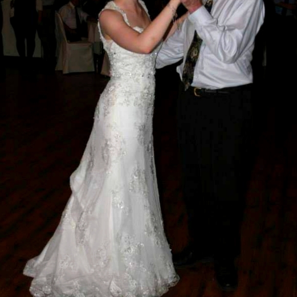 'Alfred Angelo Sapphire' Ivory Lace Beaded Mermaid Sillhoutte Wedding Gown - Picture 14 of 16